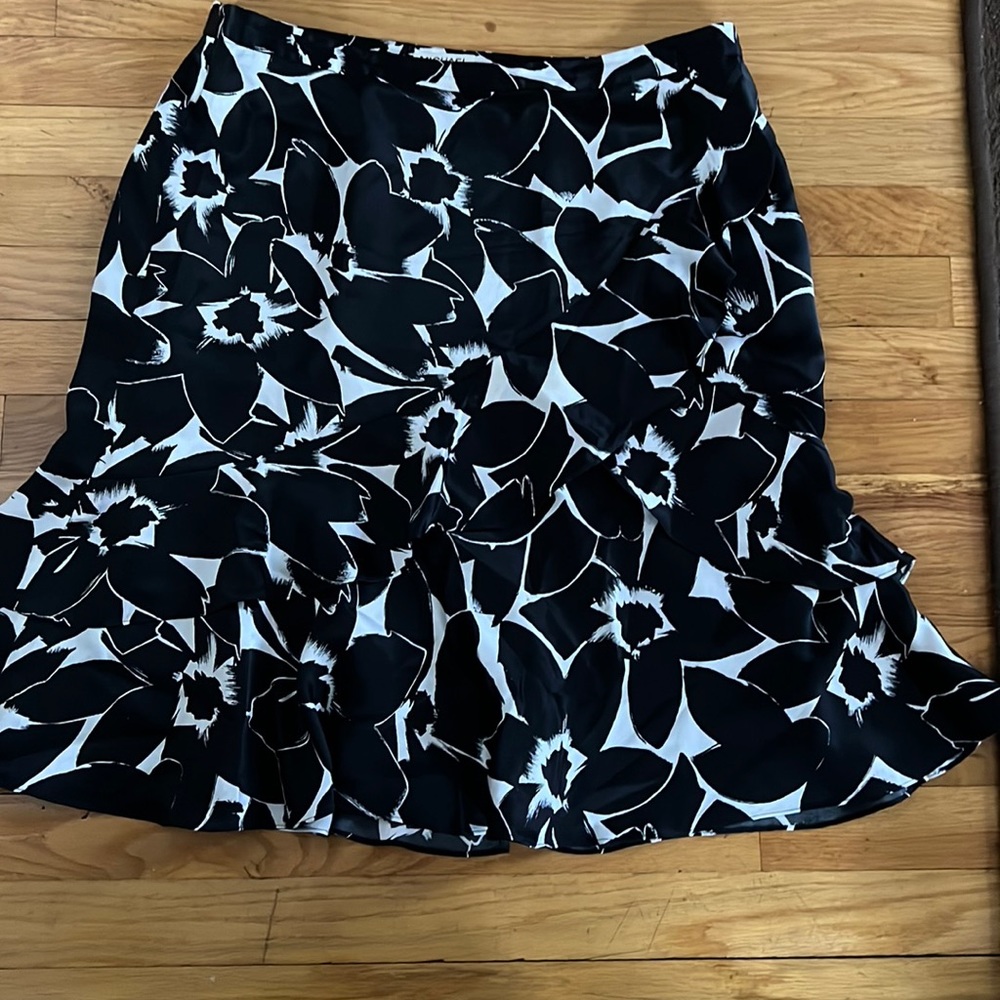 Michael Kors skirt . Black/white silk